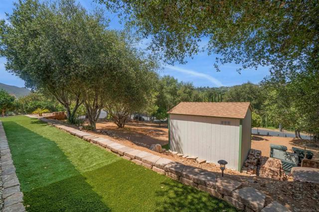 2826 Calle De Malibu, Escondido CA: https://media.crmls.org/mediaz/ab842f68-87a4-465f-b032-971c4c67fe3e.jpg