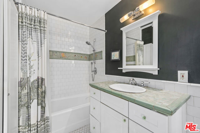 2412 Ocean Avenue, Venice CA: https://media.crmls.org/mediaz/ab84b8ce-ec93-44fd-9155-75802d3d94de.jpg