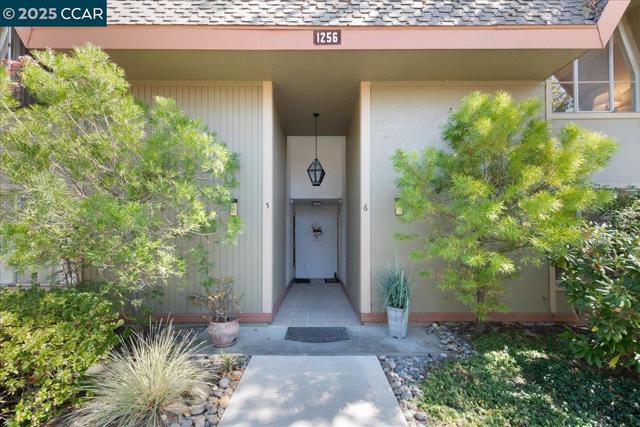 1256 Skycrest Dr, Walnut Creek CA: https://media.crmls.org/mediaz/ab860e02-d1a8-4099-aa5c-888b14a2fd81.jpg