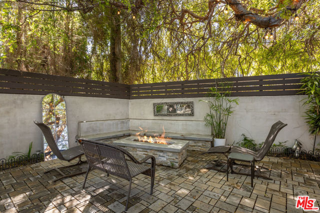 3839 Marcasel Avenue, Los Angeles CA: https://media.crmls.org/mediaz/ab87338e-094c-4853-991b-7cab03421d0c.jpg