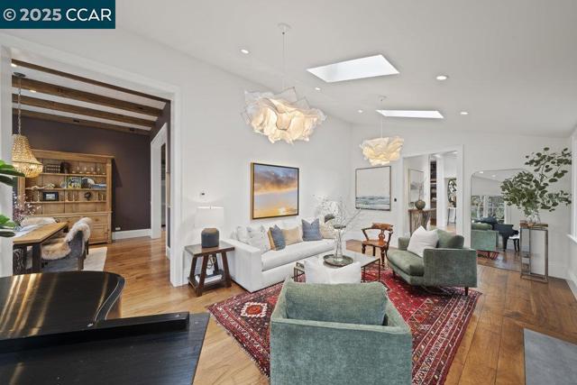 15 Cascade Ln, Orinda CA: https://media.crmls.org/mediaz/ab881ade-de57-43b6-ade8-40997aa5d3b6.jpg