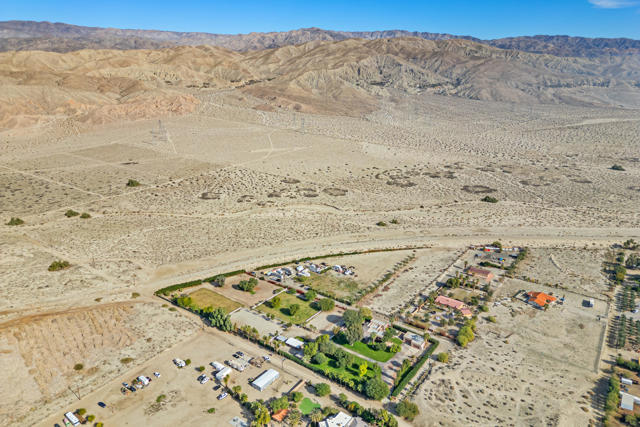 36706 Dune Palms Road, Indio CA: https://media.crmls.org/mediaz/ab88efeb-1d21-4397-bbb3-8ccb83ef98ae.jpg