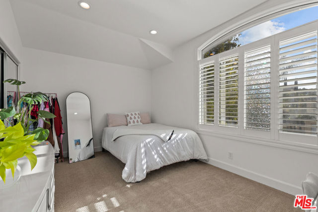 4370 Park Monte Nord, Calabasas CA: https://media.crmls.org/mediaz/ab893f75-f5c6-4d20-8c68-05d15d24c5a4.jpg