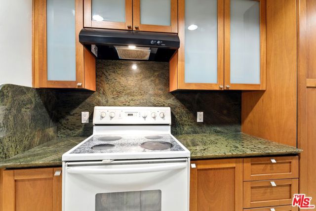 429 N Oakhurst Drive, Beverly Hills CA: https://media.crmls.org/mediaz/ab8965b3-9b7e-45a4-af89-08e9e4c67e7e.jpg