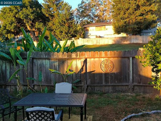 13 Werden St, Vallejo CA: https://media.crmls.org/mediaz/ab8a71de-80ac-49ec-8cdd-2611b322a82b.jpg