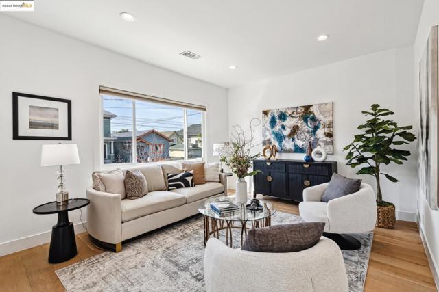 934 Apgar St, Oakland CA: https://media.crmls.org/mediaz/ab8a9909-1e95-4109-b40e-24da5f37cc38.jpg