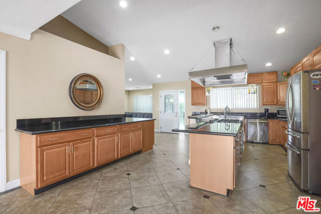 7017 Vicky Avenue, West Hills CA: https://media.crmls.org/mediaz/ab8b763a-365b-4a85-a491-47614c945cbc.jpg
