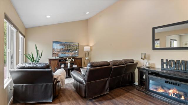 271 E Rienstra Street, Chula Vista CA: https://media.crmls.org/mediaz/ab8cbb1b-3294-4074-8634-dce6e66ebe14.jpg