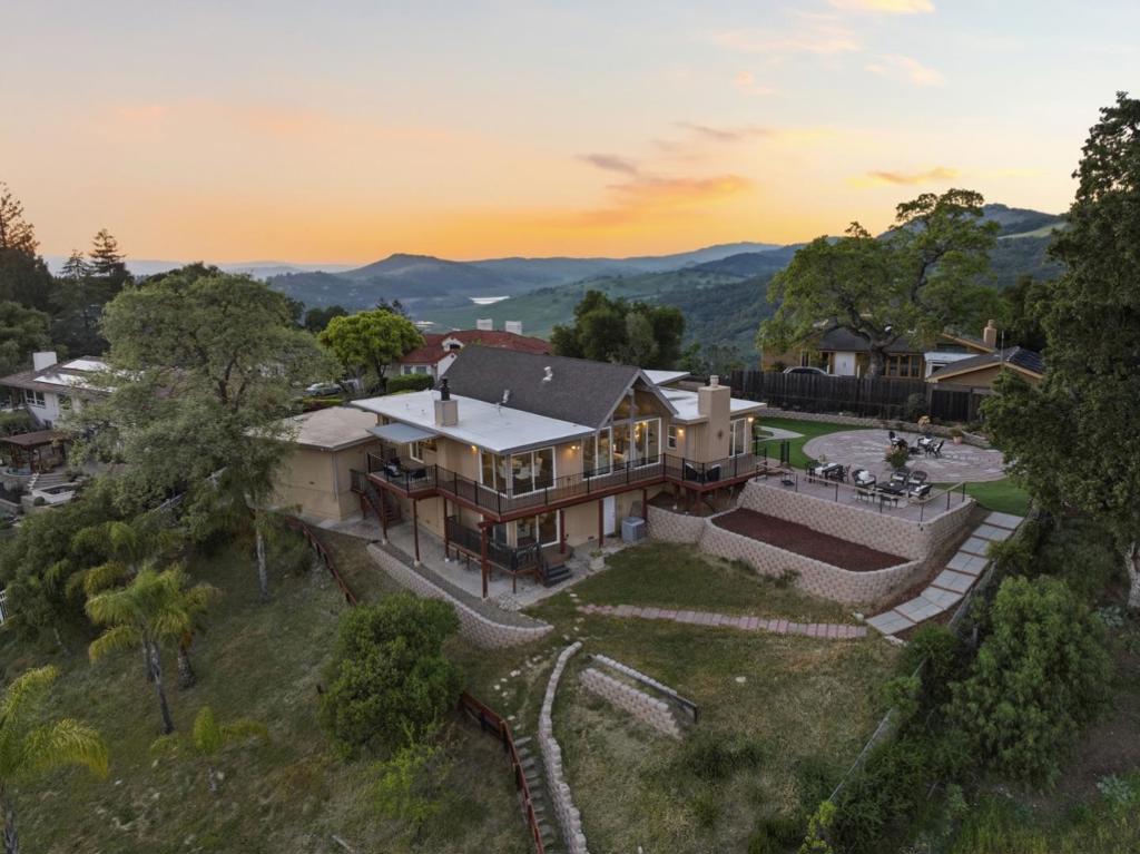 15605 Oakridge Court