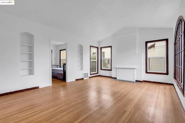 2340 Virginia St, Berkeley CA: https://media.crmls.org/mediaz/ab8d0560-1e9a-4555-a5fb-2a2e48099e22.jpg