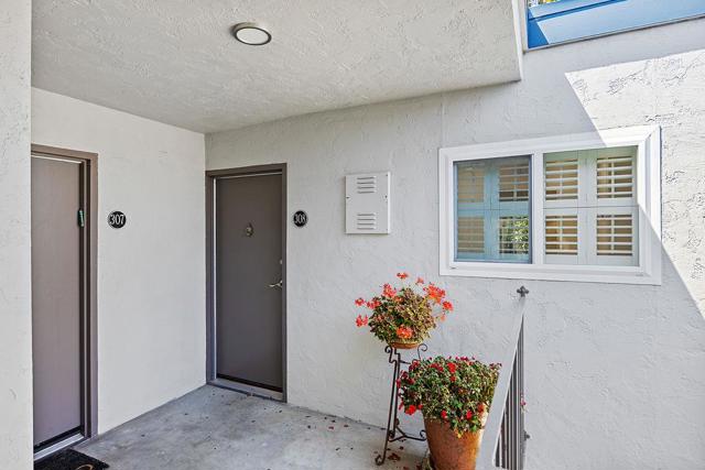 4096 17th Street, San Francisco CA: https://media.crmls.org/mediaz/ab8e83d9-d034-46f0-88f2-99cec3b46d92.jpg