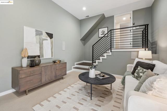 5646 Thornhill Dr, Oakland CA: https://media.crmls.org/mediaz/ab8f4727-cb81-406c-b543-47bd7becd402.jpg