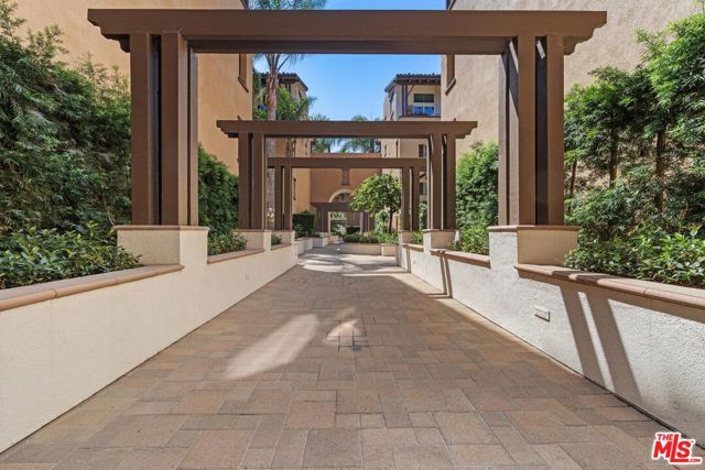 13031 Villosa Place, Playa Vista CA: https://media.crmls.org/mediaz/ab92e59e-8d1e-4392-89ca-6fab8f55b3be.jpg