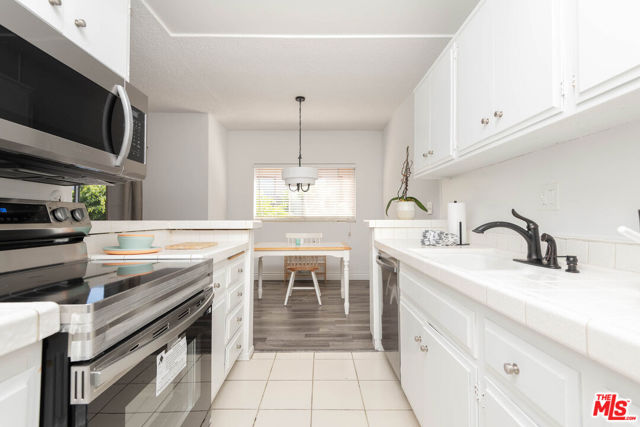 5403 Newcastle Avenue, 69 photo 8