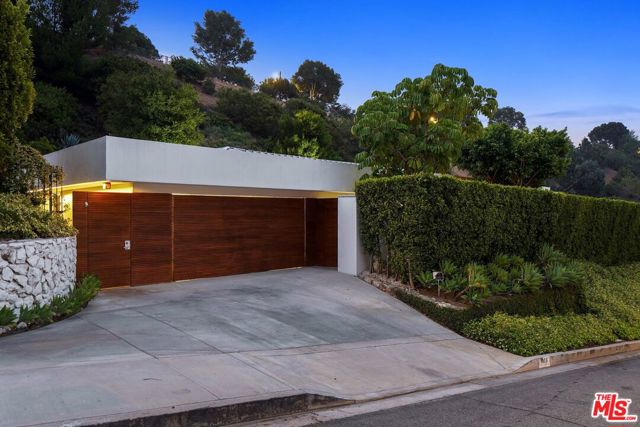 1106 N Hillcrest Road, Beverly Hills CA: https://media.crmls.org/mediaz/ab949d7a-da72-4dbf-8282-bdefd4e9cd53.jpg
