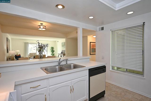 1316 Rockledge Ln, Walnut Creek CA: https://media.crmls.org/mediaz/ab961bcc-dabf-405b-a701-62cfbe4ce47a.jpg