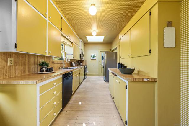 4229 Saint James Place, San Diego CA: https://media.crmls.org/mediaz/ab961d87-8f5a-4e2a-9d66-18109094eb47.jpg
