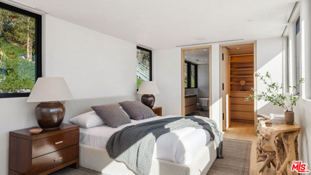 31388 Broad Beach Road, Malibu CA: https://media.crmls.org/mediaz/ab966c4b-e1f8-4371-b90e-1226d5583ab0.jpg