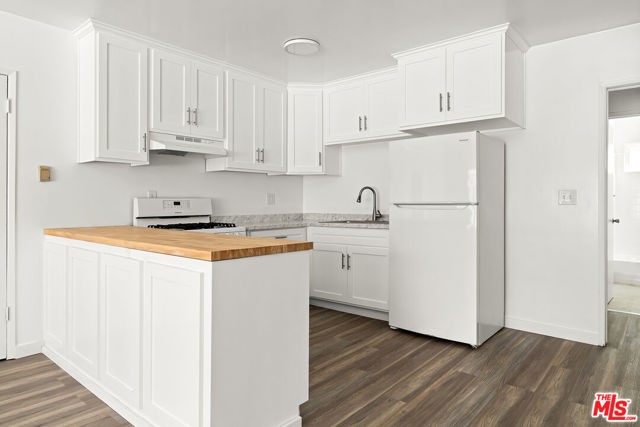 1451 S Norton Avenue, Los Angeles CA: https://media.crmls.org/mediaz/ab97509f-06b4-4326-b465-2ff709eef41d.jpg