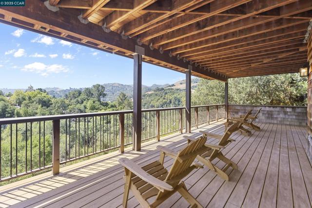25 Watchwood Ct, Orinda CA: https://media.crmls.org/mediaz/ab983b8b-eb5a-4517-b5e2-1be23effa76d.jpg