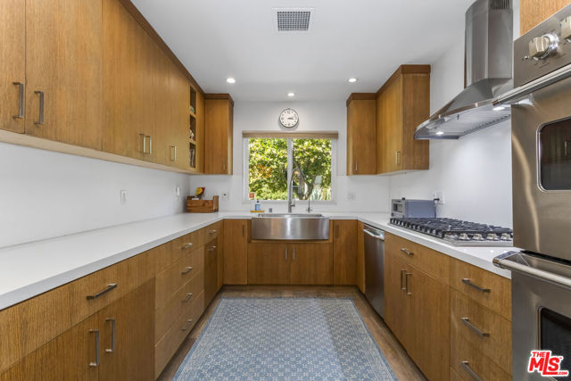 6570 Lakeridge Road, Los Angeles CA: https://media.crmls.org/mediaz/ab9a4e88-8cab-4b48-bde6-187d8258e323.jpg