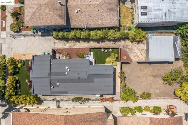 1515 Derby St, Berkeley CA: https://media.crmls.org/mediaz/ab9a7b03-364d-4f15-8a61-9e3da1771e30.jpg