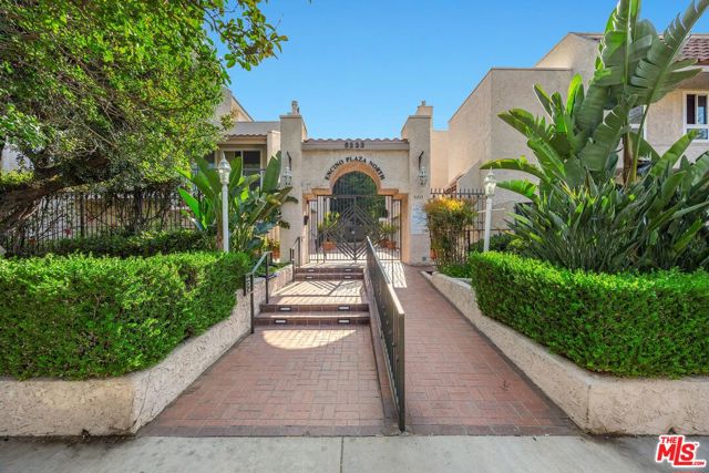 5333 Zelzah Avenue, Encino CA: https://media.crmls.org/mediaz/ab9b0df3-d210-487d-816e-d9bfdb236cd0.jpg