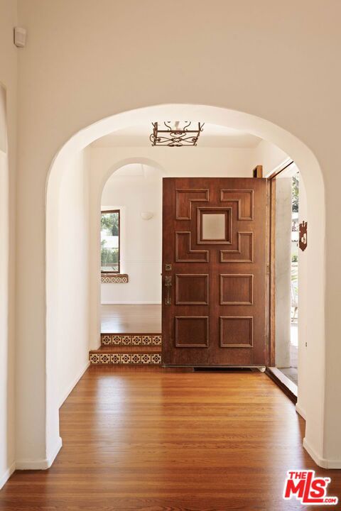 112 N Valley Street, Burbank CA: https://media.crmls.org/mediaz/ab9b1c48-9534-4e8c-a195-2094786f422d.jpg