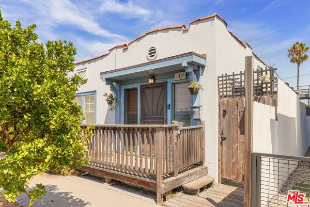 1315 Cabrillo Avenue, Venice CA: https://media.crmls.org/mediaz/ab9b1f98-d6be-4794-a58f-ce9e04958498.jpg