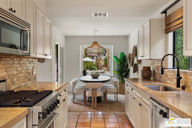 370 W Crestview Drive, Palm Springs, CA 92264