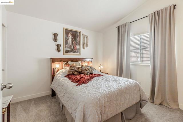 8215 Red Elk Dr, Elk Grove CA: https://media.crmls.org/mediaz/ab9c37a6-43a2-47a0-afa2-04ced2260248.jpg