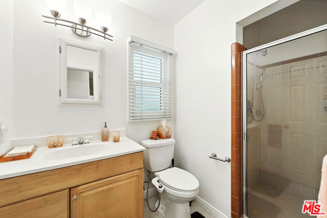 22101 Buena Ventura Street, Woodland Hills CA: https://media.crmls.org/mediaz/ab9c428f-28fe-4e04-9d98-af3cd7bfae46.jpg