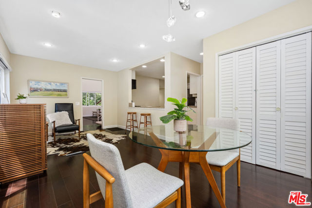 1127 15th Street, Santa Monica CA: https://media.crmls.org/mediaz/ab9e18da-b8f9-48a4-80d8-e8a9c8e9adfd.jpg