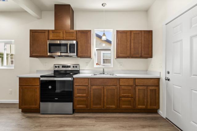3411 Adeline St, Oakland CA: https://media.crmls.org/mediaz/ab9e9904-dfe6-4533-b423-5f837606d3b2.jpg