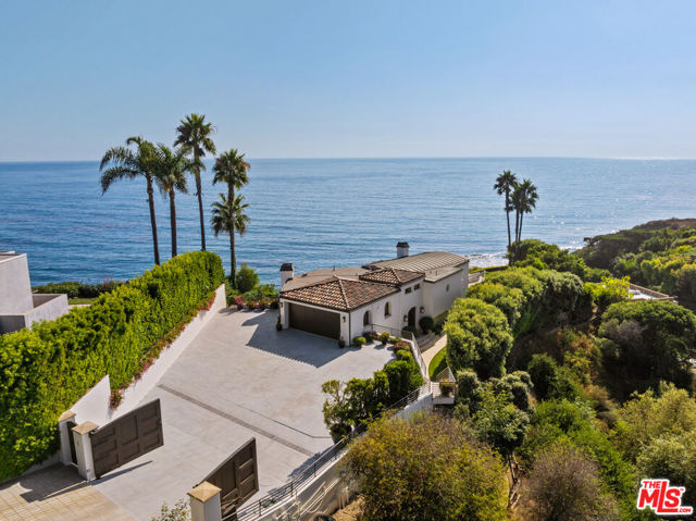 32804 Pacific Coast Highway, Malibu CA: https://media.crmls.org/mediaz/ab9eed5a-5c29-4c4d-843e-b2c9b0178a80.jpg