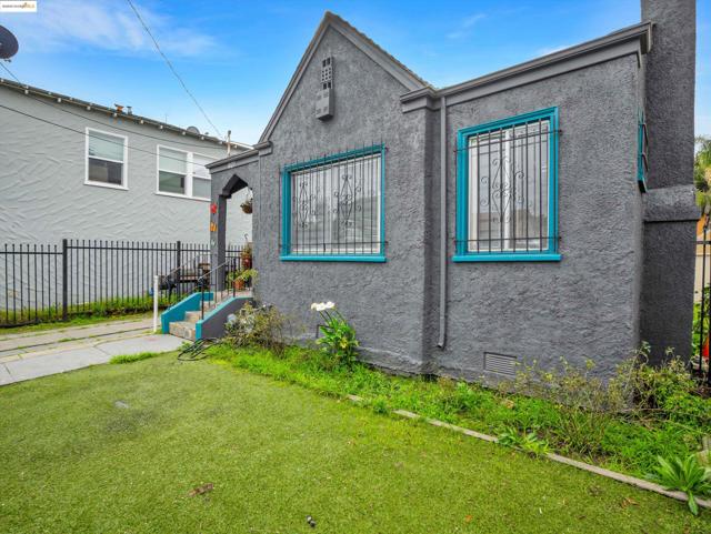 8127 Hillside St, Oakland CA: https://media.crmls.org/mediaz/ab9f5e74-0460-482f-9a49-d33f01164fc7.jpg