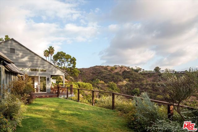 7420 Cervantes Place, Los Angeles CA: https://media.crmls.org/mediaz/ab9f7ac2-72c4-4fa7-a2b3-8cba5f9e7b86.jpg