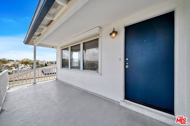 408 W Manchester Avenue, Playa del Rey CA: https://media.crmls.org/mediaz/ab9f7f99-47af-459d-b5d8-24318f4b3973.jpg