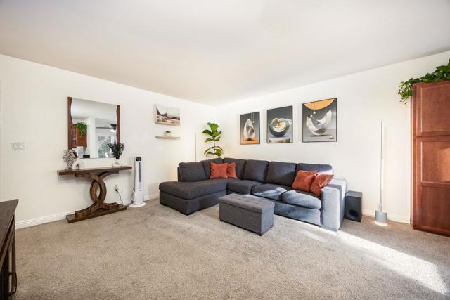 4860 Rolando Ct, San Diego CA: https://media.crmls.org/mediaz/aba02f75-fc9f-4d7a-ab84-8ef19bc87248.jpg