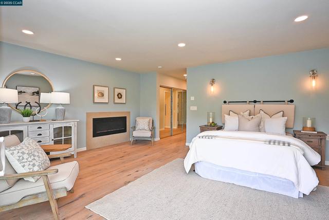 3434 Tice Creek Dr, Walnut Creek CA: https://media.crmls.org/mediaz/aba079f1-db0c-4bbb-b425-d04a7e60170e.jpg