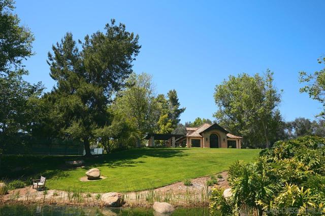 11 Country Glen Rd, Fallbrook CA: https://media.crmls.org/mediaz/aba0aff5-0748-483e-8eb7-fb09e66f9f1b.jpg