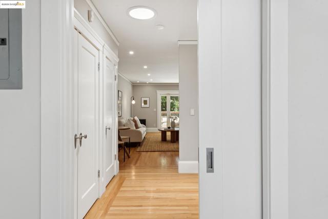 2181 Andrews St, Oakland CA: https://media.crmls.org/mediaz/aba0f1a2-5abb-446d-ac96-ca35324e03b4.jpg