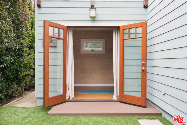2439 Glyndon Avenue, Venice CA: https://media.crmls.org/mediaz/aba10ce6-7e5e-41f6-b0ee-d4ccd1459128.jpg