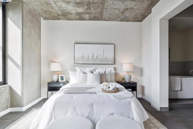 311 2nd St, Oakland CA: https://media.crmls.org/mediaz/aba19314-890c-4918-9897-36ec8b40d729.jpg