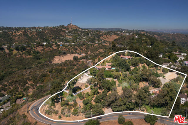 8207 Mulholland Drive, Los Angeles CA: https://media.crmls.org/mediaz/aba1c54c-ae94-461a-be36-ca02bc4f59ef.jpg