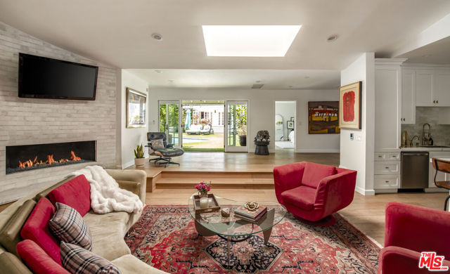 2241 Betty Lane, Beverly Hills CA: https://media.crmls.org/mediaz/aba20fa4-4783-420c-b5ef-92ff6b84a5f8.jpg