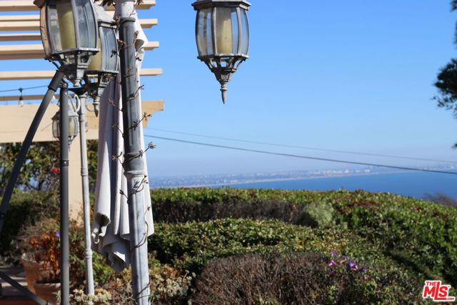 20776 Big Rock Drive, Malibu CA: https://media.crmls.org/mediaz/aba35da0-af5c-4dd8-9da1-b4e96e904917.jpg