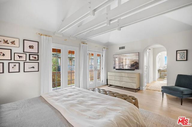 2584 Bungalow Place, Corona del Mar CA: https://media.crmls.org/mediaz/aba4861a-883b-49b8-8f1d-b63d39e48914.jpg