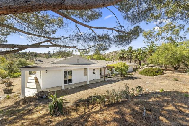 38795 Harris Truck Trail, Fallbrook CA: https://media.crmls.org/mediaz/aba5e0c0-3cd8-4aa5-bcb1-ac223bbc8ea2.jpg