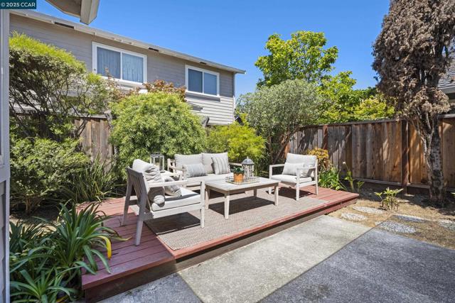 39 Crane Ct, Alameda CA: https://media.crmls.org/mediaz/aba61a4c-3100-43b4-8e5b-fe88962137d2.jpg